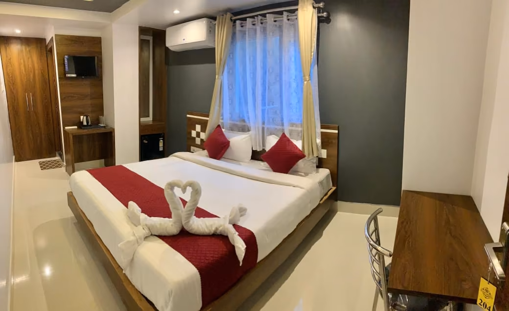 Premium room at Shanti Regency with a double bed, air conditioning and work desk